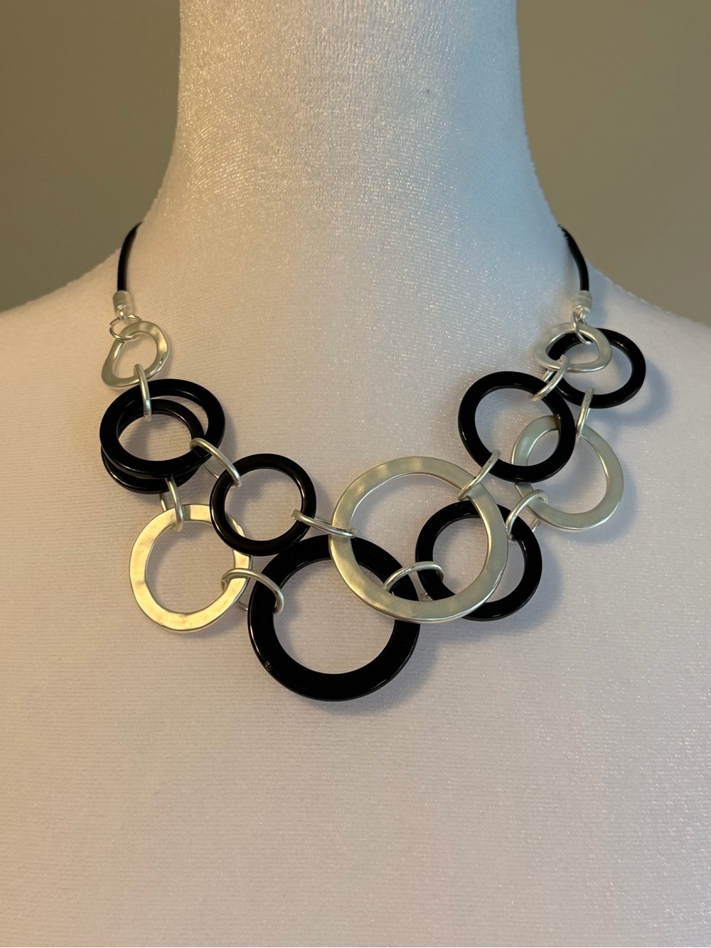 Contemporary Black and Silver Linked Circle Necklace